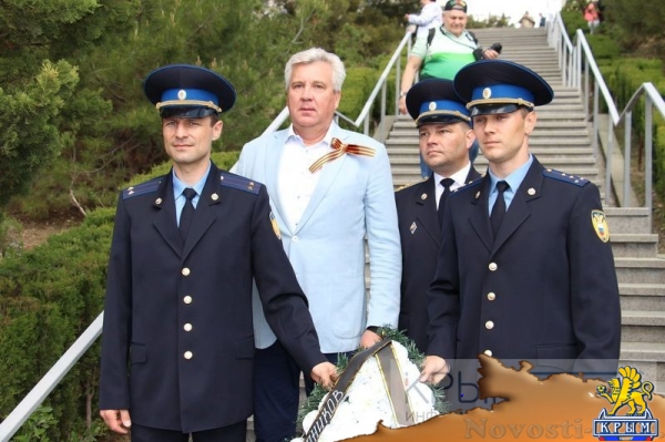 Более 6 тысяч ялтинцев пришли на митинг к мемориалу Холм Славы в честь очередной годовщины Великой Победы (ФОТО, ВИДЕО) - «Политика Крыма»