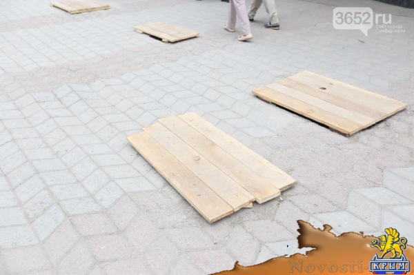Новые технологии по-симферопольски: на убитую тротуарную плитку вместо новой кладут доски (ФОТОФАКТ) - «Симферополь»