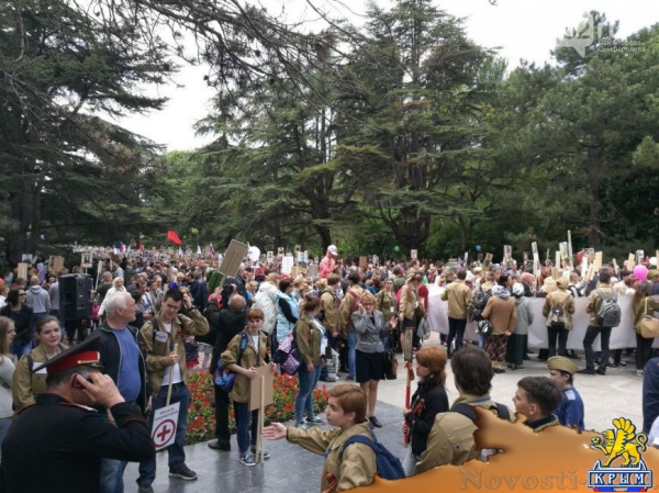 Десятки тысяч человек возложили цветы в честь Дня Победы к Вечному огню в Симферополе (ФОТОФАКТ) - «Симферополь»