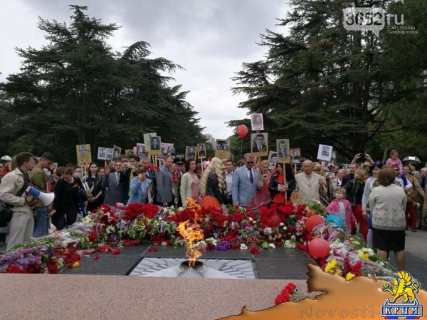 Десятки тысяч человек возложили цветы в честь Дня Победы к Вечному огню в Симферополе (ФОТОФАКТ) - «Симферополь»