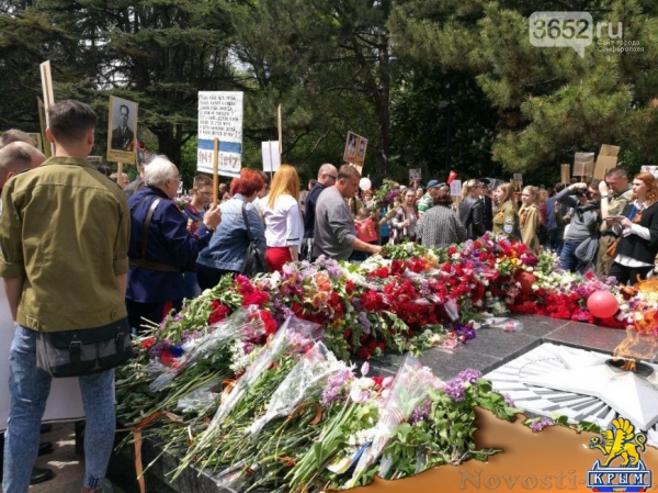 Десятки тысяч человек возложили цветы в честь Дня Победы к Вечному огню в Симферополе (ФОТОФАКТ) - «Симферополь»