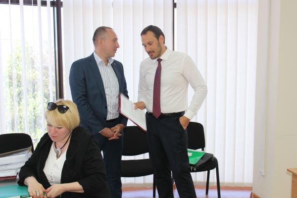 Специалисты Госкомрегистра оказывают содействие в приеме и оперативном оформлении документов объектов здравоохранения Крыма - «Госкомрегистр»