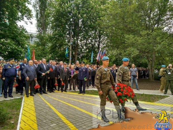 Боевая машина десанта дополнила мемориальный комплекс «Честь, доблесть и слава» в Симферополе (ФОТО) - «Общество Крыма» Боевая машина десанта дополнила мемориальный комплекс «Честь, доблесть и слава» в Симферополе (ФОТО) - «Общество Крыма»