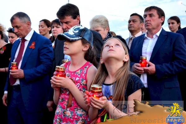 Более тысячи участников акции «Зажги свечу памяти» почтили память погибших в концлагере «Красный» (ФОТО) - «Общество Крыма»