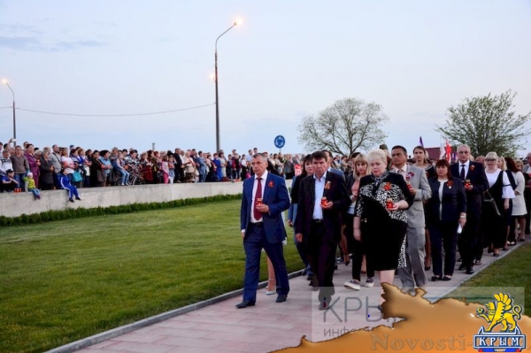 Более тысячи участников акции «Зажги свечу памяти» почтили память погибших в концлагере «Красный» (ФОТО) - «Общество Крыма»