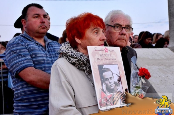 Более тысячи участников акции «Зажги свечу памяти» почтили память погибших в концлагере «Красный» (ФОТО) - «Общество Крыма»