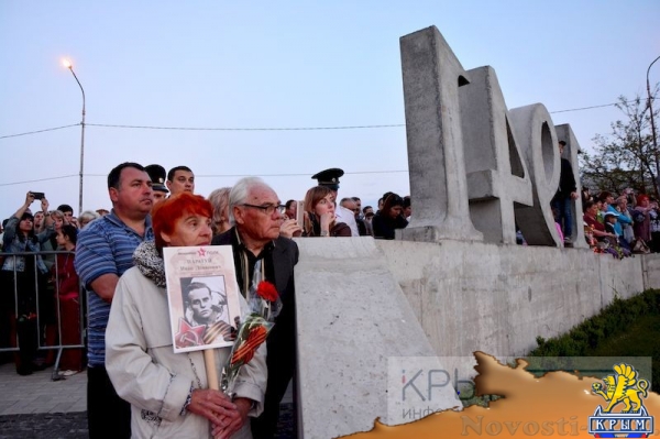 Более тысячи участников акции «Зажги свечу памяти» почтили память погибших в концлагере «Красный» (ФОТО) - «Общество Крыма»