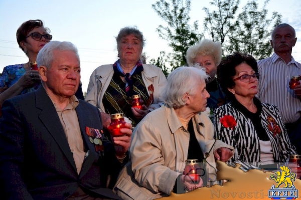 Более тысячи участников акции «Зажги свечу памяти» почтили память погибших в концлагере «Красный» (ФОТО) - «Общество Крыма»
