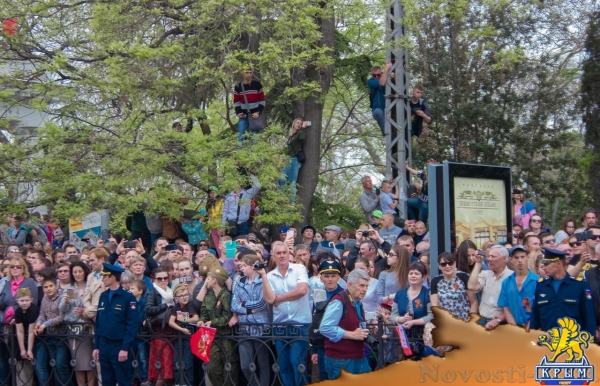 Парад в Севастополе: зрители дрались за видовые места - «Новости Крыма»