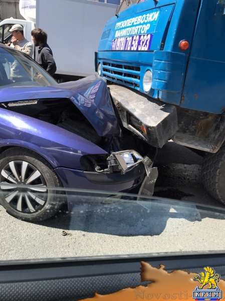 В Симферополе одна легковушка сбила мопед, а вторая врезалась в грузовик - «Происшествия»