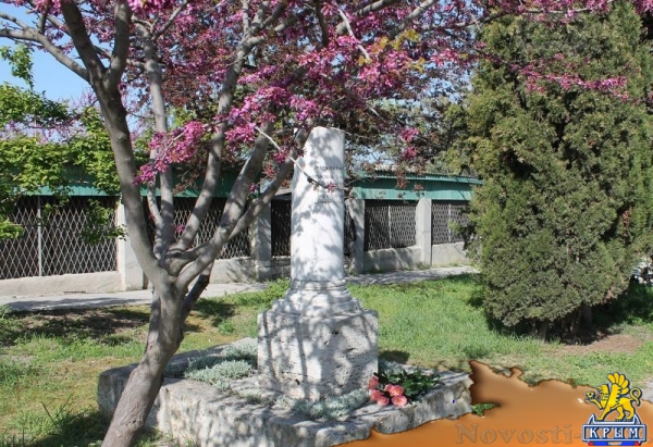 Сотрудники Херсонеса почтили память основателя музея  - «Культура»