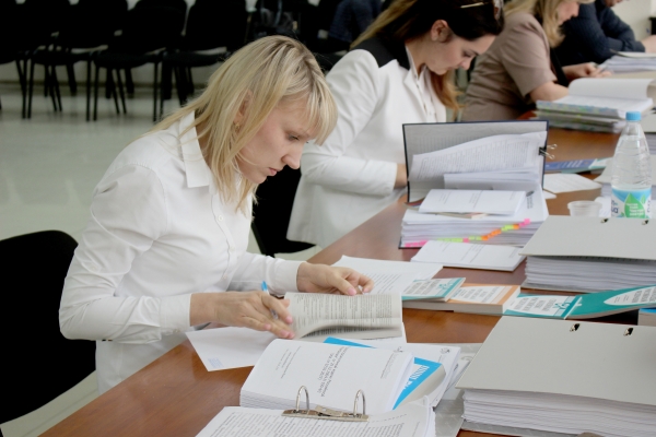 49 специалистов Госкомрегистра со всего Крыма, претендующих на звание госрегистратора, проходят предварительную комплексную аттестацию - «Госкомрегистр»