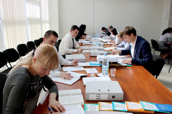 49 специалистов Госкомрегистра со всего Крыма, претендующих на звание госрегистратора, проходят предварительную комплексную аттестацию - «Госкомрегистр»