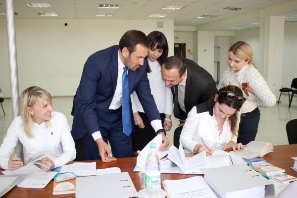 49 специалистов Госкомрегистра со всего Крыма, претендующих на звание госрегистратора, проходят предварительную комплексную аттестацию - «Госкомрегистр»