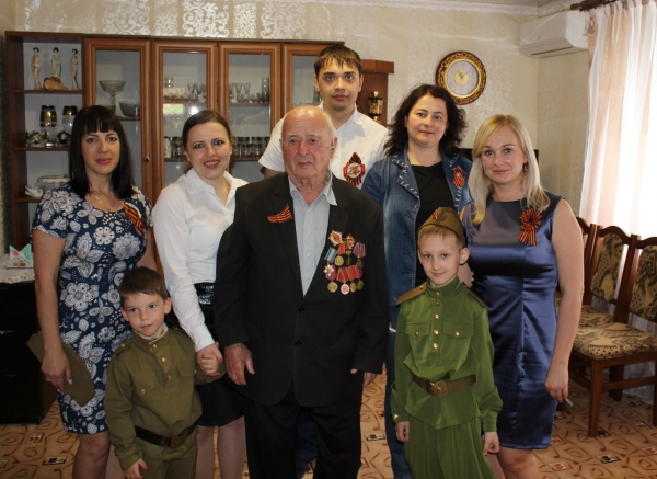 Коллектив Госкомрегистра поздравил ветеранов ВОВ, участников боевых действий и тружеников тыла с Великой Победой - «Госкомрегистр»