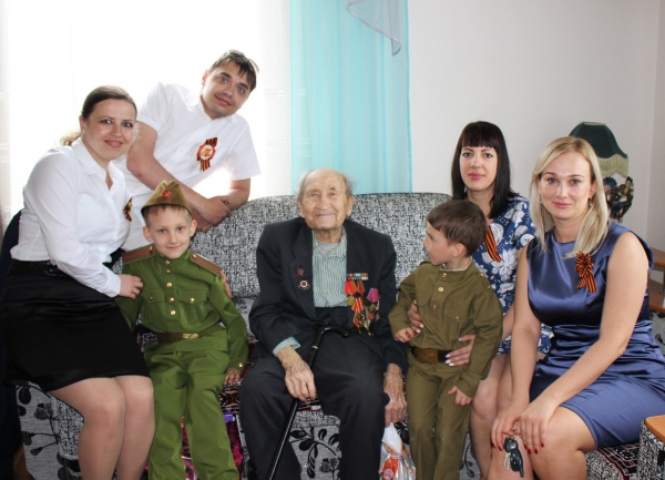 Коллектив Госкомрегистра поздравил ветеранов ВОВ, участников боевых действий и тружеников тыла с Великой Победой - «Госкомрегистр»