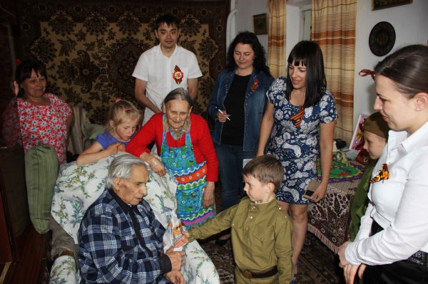 Коллектив Госкомрегистра поздравил ветеранов ВОВ, участников боевых действий и тружеников тыла с Великой Победой - «Госкомрегистр»