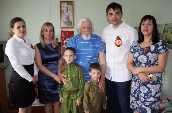 Коллектив Госкомрегистра поздравил ветеранов ВОВ, участников боевых действий и тружеников тыла с Великой Победой - «Госкомрегистр»