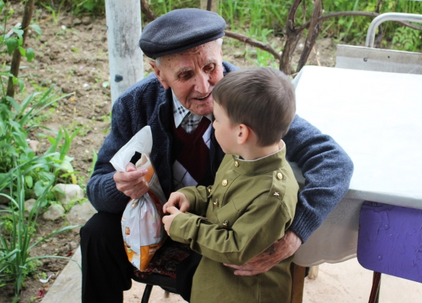 Коллектив Госкомрегистра поздравил ветеранов ВОВ, участников боевых действий и тружеников тыла с Великой Победой - «Госкомрегистр»