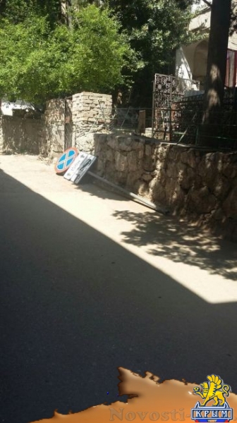 Ялтинцы начали самостоятельно демонтировать знаки о запрете парковки - «Общество»