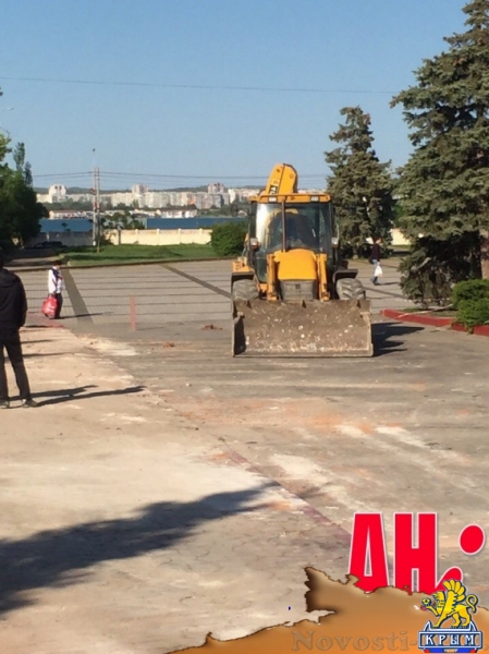 На площади Керчи снесли стену и возводят новую - «Керчь»