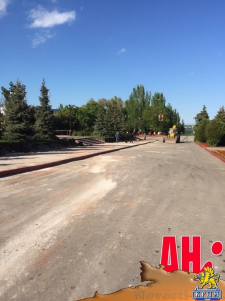 На площади Керчи снесли стену и возводят новую - «Керчь»