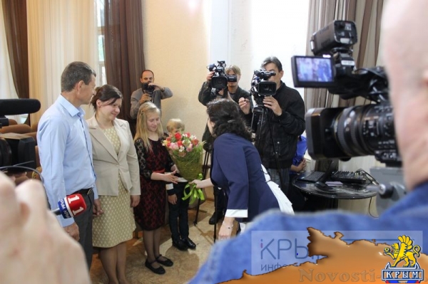 Дети из керченской многодетной семьи получили в дар от Крымской госфилармонии музыкальные инструменты (ФОТО) - «Культура Крыма»