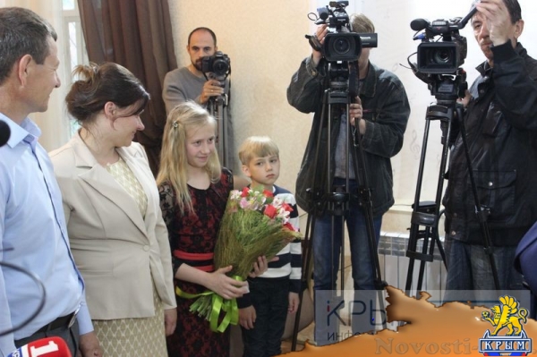 Дети из керченской многодетной семьи получили в дар от Крымской госфилармонии музыкальные инструменты (ФОТО) - «Культура Крыма»