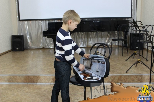 Дети из керченской многодетной семьи получили в дар от Крымской госфилармонии музыкальные инструменты (ФОТО) - «Культура Крыма»
