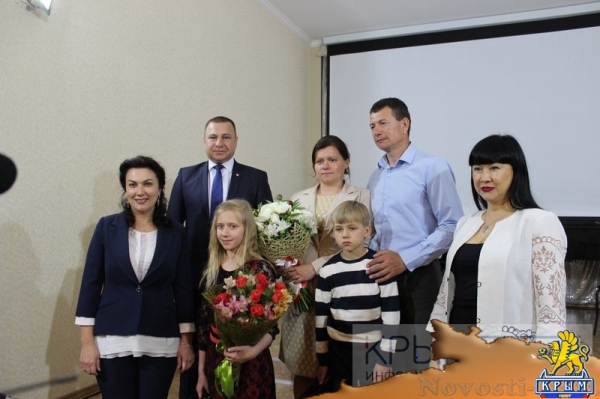 Дети из керченской многодетной семьи получили в дар от Крымской госфилармонии музыкальные инструменты (ФОТО) - «Культура Крыма»