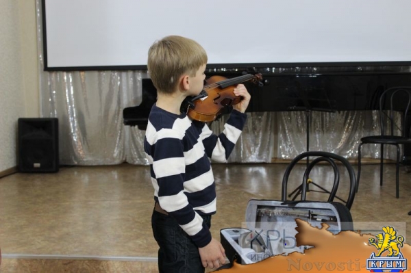 Дети из керченской многодетной семьи получили в дар от Крымской госфилармонии музыкальные инструменты (ФОТО) - «Культура Крыма»