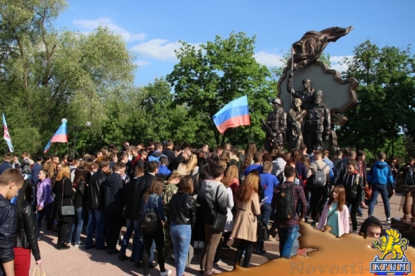 Более 2 тысяч студентов и школьников ЛНР дали клятву на верность Республики (ФОТО) - «Общество Крыма»