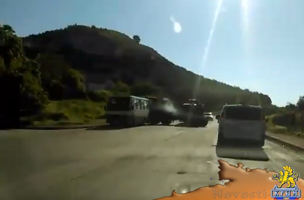 На трассе Симферополь-Севастополь машина военных врезалась в автобус с пассажирами (ФОТО, ВИДЕО)  - «Происшествия»