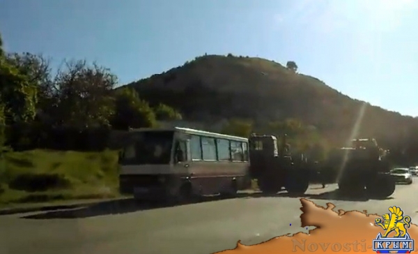 На трассе Симферополь-Севастополь машина военных врезалась в автобус с пассажирами (ФОТО, ВИДЕО)  - «Происшествия»