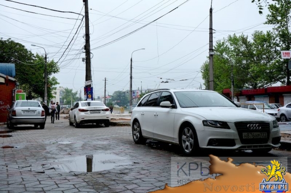 Власти Симферополя обязали «Метроград» убрать стихийщиков, машины и мусор на месте снесенного микрорынка (ФОТО) - «Общество Крыма»