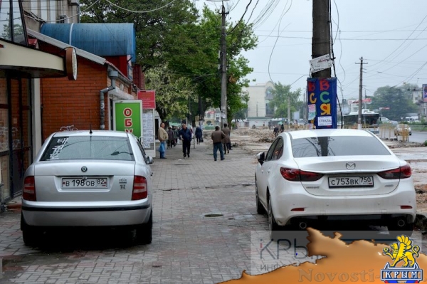 Власти Симферополя обязали «Метроград» убрать стихийщиков, машины и мусор на месте снесенного микрорынка (ФОТО) - «Общество Крыма»