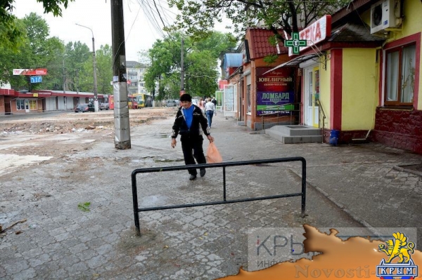 Власти Симферополя обязали «Метроград» убрать стихийщиков, машины и мусор на месте снесенного микрорынка (ФОТО) - «Общество Крыма»