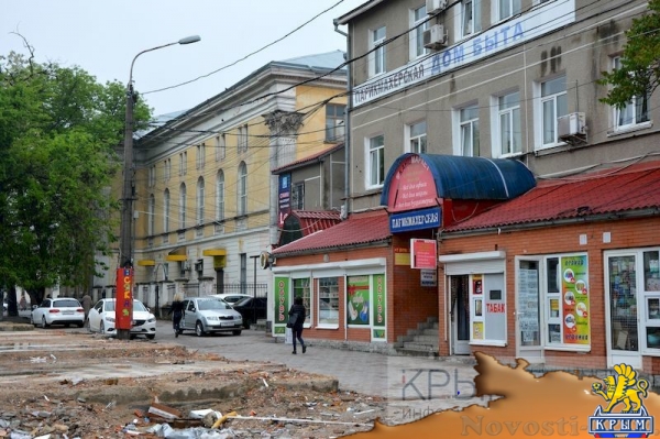 Власти Симферополя обязали «Метроград» убрать стихийщиков, машины и мусор на месте снесенного микрорынка (ФОТО) - «Общество Крыма»