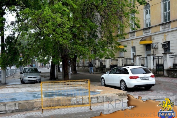 Власти Симферополя обязали «Метроград» убрать стихийщиков, машины и мусор на месте снесенного микрорынка (ФОТО) - «Общество Крыма»