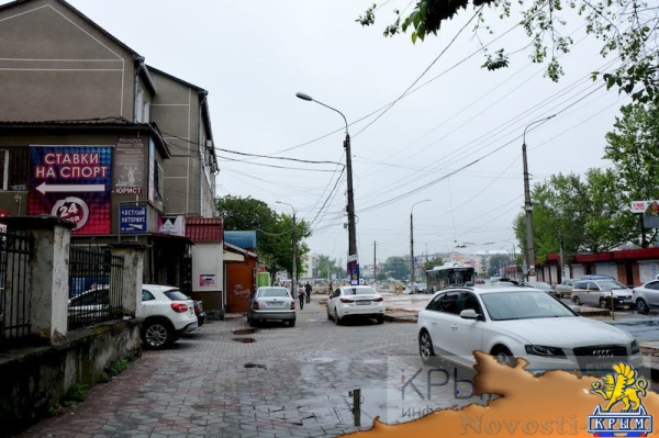 Власти Симферополя обязали «Метроград» убрать стихийщиков, машины и мусор на месте снесенного микрорынка (ФОТО) - «Общество Крыма»