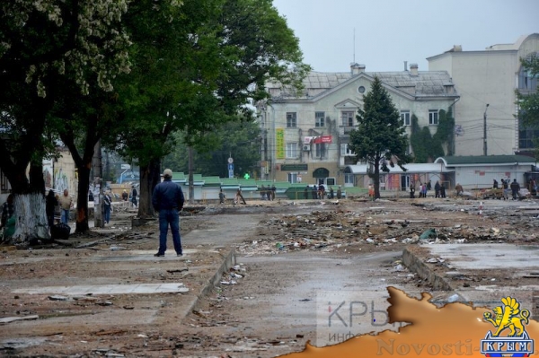 Власти Симферополя обязали «Метроград» убрать стихийщиков, машины и мусор на месте снесенного микрорынка (ФОТО) - «Общество Крыма»
