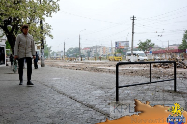 Власти Симферополя обязали «Метроград» убрать стихийщиков, машины и мусор на месте снесенного микрорынка (ФОТО) - «Общество Крыма»