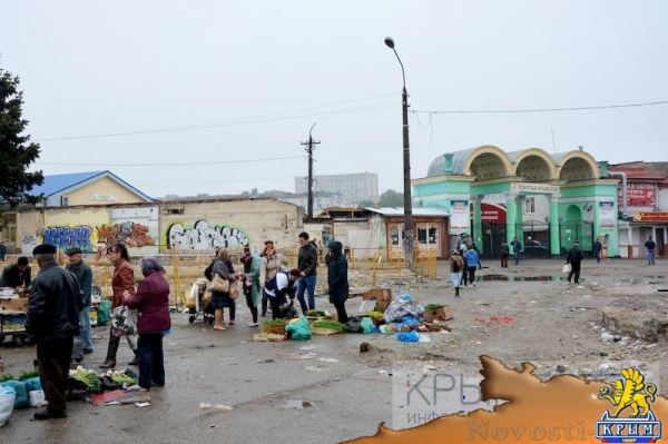 Власти Симферополя обязали «Метроград» убрать стихийщиков, машины и мусор на месте снесенного микрорынка (ФОТО) - «Общество Крыма»