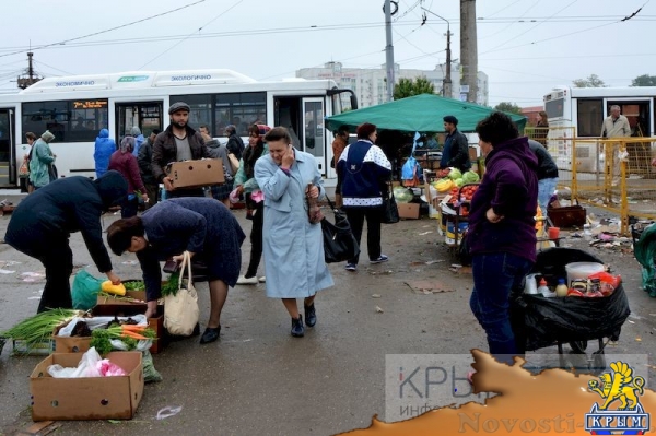 Власти Симферополя обязали «Метроград» убрать стихийщиков, машины и мусор на месте снесенного микрорынка (ФОТО) - «Общество Крыма»
