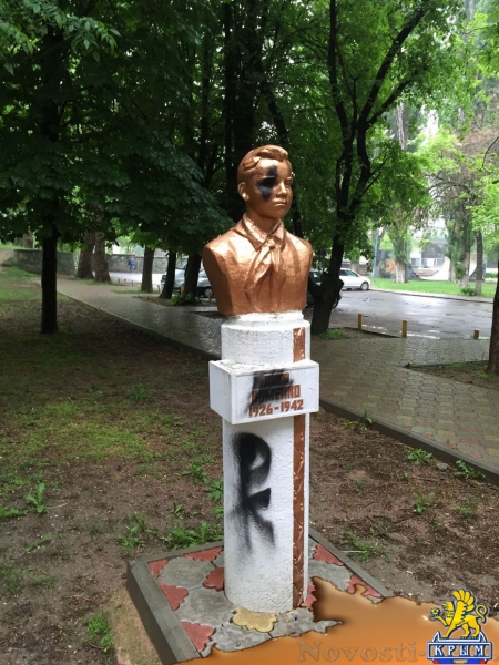 В Симферополе облили краской памятники пионерам (ФОТО) - «Симферополь» В Симферополе облили краской памятники пионерам (ФОТО) - «Симферополь»