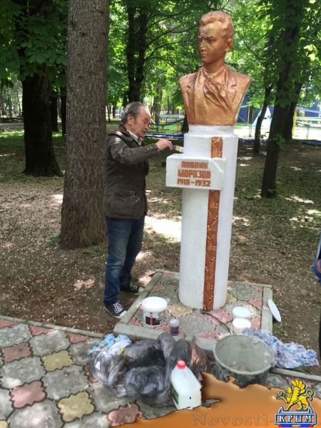 В Симферополе облили краской памятники пионерам (ФОТО) - «Симферополь» В Симферополе облили краской памятники пионерам (ФОТО) - «Симферополь»