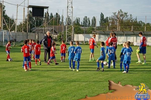 Сборная Крыма в рамках учебного занятия провела мастер-класс для юных футболистов (ФОТО) - «Спорт Крыма»