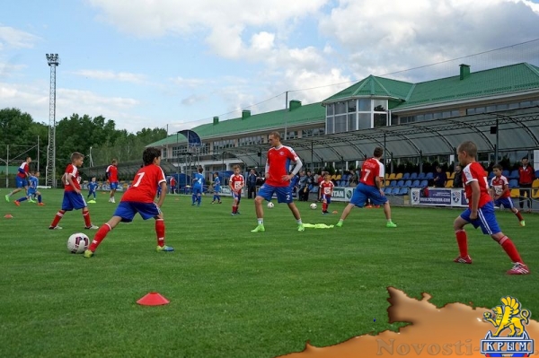 Сборная Крыма в рамках учебного занятия провела мастер-класс для юных футболистов (ФОТО) - «Спорт Крыма»