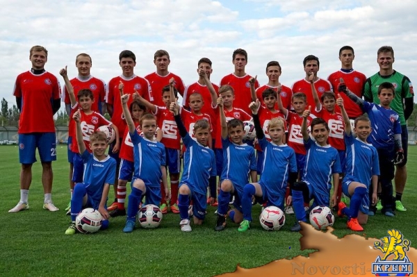 Сборная Крыма в рамках учебного занятия провела мастер-класс для юных футболистов (ФОТО) - «Спорт Крыма»