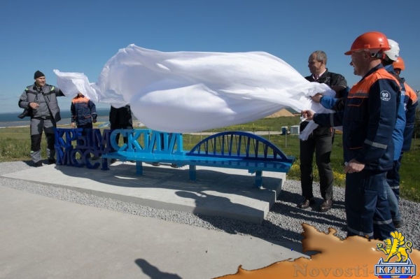 Валуев посидел на новой скамейке с видом на Крымский мост (ФОТО, ВИДЕО) - «Общество Крыма»